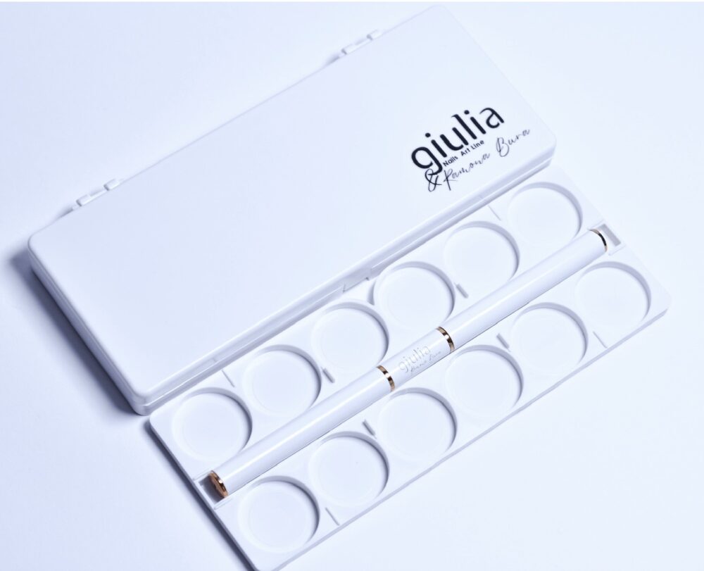 PALETA PENTRU NAILS ART & RAMONA BURA PALETA PENTRU NAILS ART & RAMONA BURA